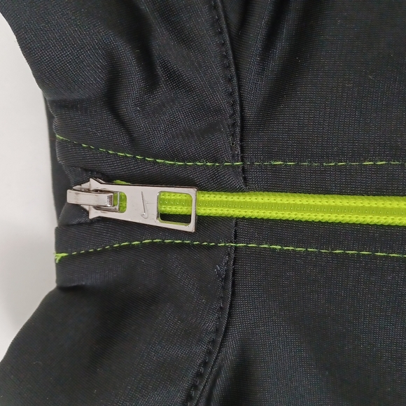✨3/$25✨ Nike Black and Neon Boys Athletic Jacket - 2T - Picture 6 of 8